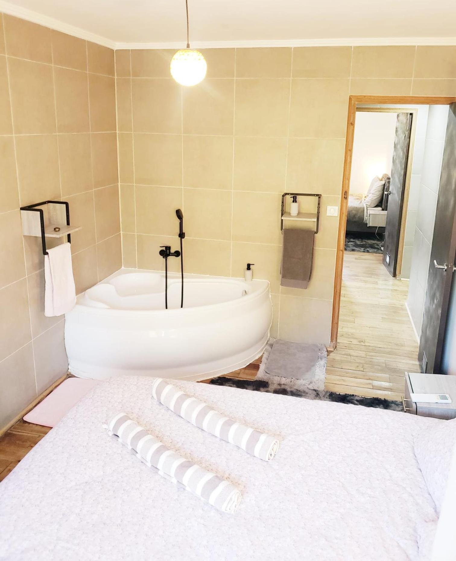 Air Conditioned Residential Suite From 1 To 6 - Bathtubs In Rooms - Self-Arrival - Wifi - Laundry - Parking Avignon Extérieur photo